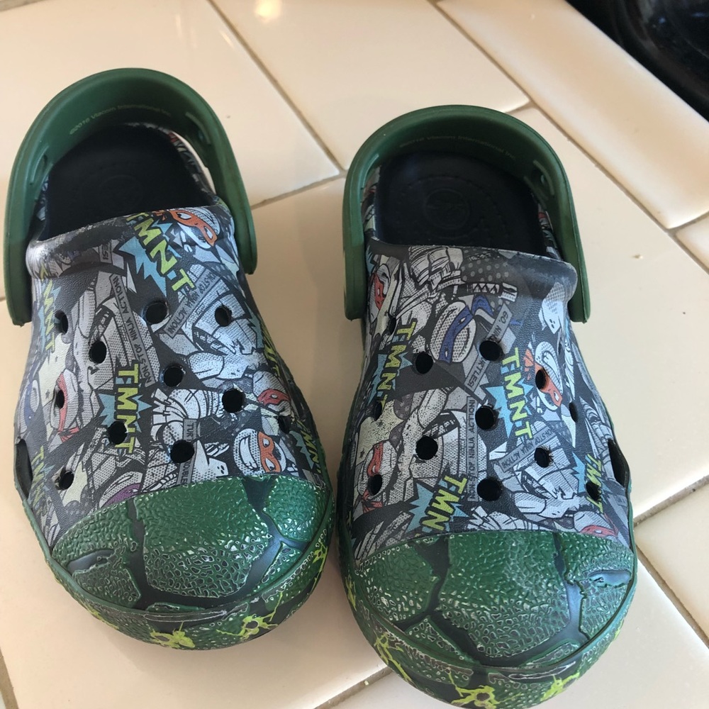 Crocs size 9 toddler boy shoes